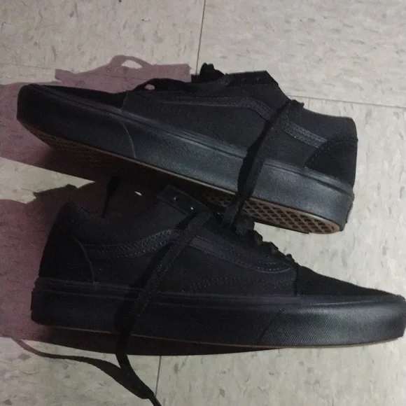 Sneakers - Picture 2 of 4